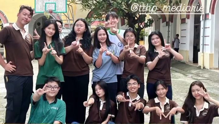 Đội ngũ truyền thông Mediarie tại sân trường